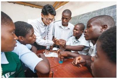 Japan Overseas Cooperation Volunteer taking active roles in the developing country (Malawi)(Source: Kenshiro Imamura/JICA)