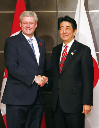 Prime Minister Harper and Prime Minister Abe at the Japan-Canada summit meeting (November 9, Beijing, China; Source: Cabinet Public Relations Office)