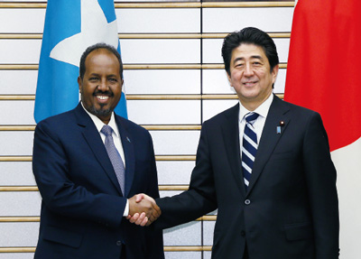 Prime Minister Abe (right) shaking hands with President Hassan of Somalia at Japan-Somalia Summit meeting (Tokyo, March 13, 2014; Source: Cabinet Public Relations Office)