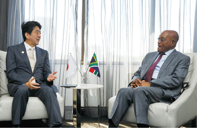 President Zuma of Republic of South Africa and Prime Minister Abe (left) at Japan-South Africa Summit meeting(Brisbane, November 14, 2014; Source: Cabinet Public Relations Office)