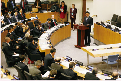 Prime Minister Shinzo Abe giving a speech at the United Nations High-level Meeting on Response to the Ebola Virus Disease Outbreak (September 25, New York, Source: Cabinet Public Relations Office)