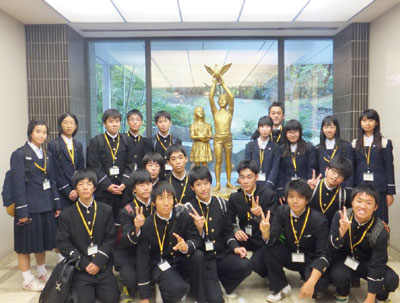 Memorial photo of elementary, junior and senior-high school students on the occasion of their visit to MOFA