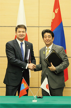 The two leaders shaking hands after finishing the signing ceremony for the Japan-Mongolia Economic Partnership Agreement (February 10, Tokyo; Photo: Cabinet Public Relations Office)