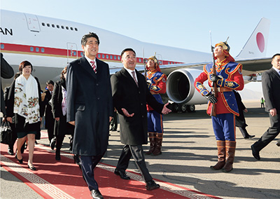 Prime Minister Abe’s visit to Mongolia (October 22, Ulaanbaatar, Mongolia; Photo: Cabinet Public Relations Office)