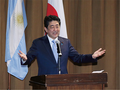 Prime Minister Abe making a speech at an exchange event with Nikkei (November 21, Argentina; Photo: Cabinet Public Relations Office)