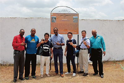 At GC Foster College in Spanish Town, Jamaica. President Chris Stokes (center), Mr. Hosogai, representative of Shitamachi Bobsleigh Limited Liability Company (third from right), and Mr. Oyama Counsellor of the Embassy of Japan in Jamaica (second from right) (July 4)