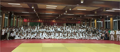 Spacious hall in the “Japan-China Friendship Nanjing Judo Hall”, and students at the judo hall