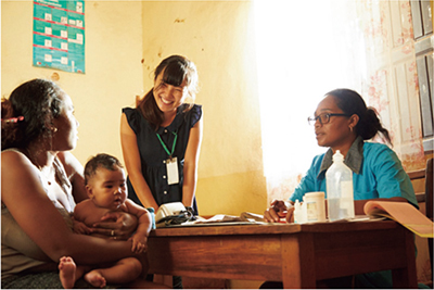 Japan Overseas Cooperation Volunteers assisting mother and child health in Madagascar as midwives (Photo: Hiroshi Wada / JICA)