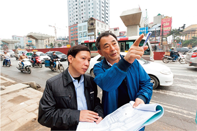 Senior Overseas Volunteers instructing transportation management techniques in Viet Nam (Photo: Yuki Kato / JICA)