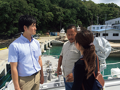 Parliamentary Vice-Minister for Foreign Affairs Suzuki visiting the Division of Marine Law Enforcement of Palau (December, Palau)
