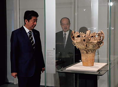 Prime Minister Abe at the Jomon exhibition (Photo: Cabinet Public Relations Office)