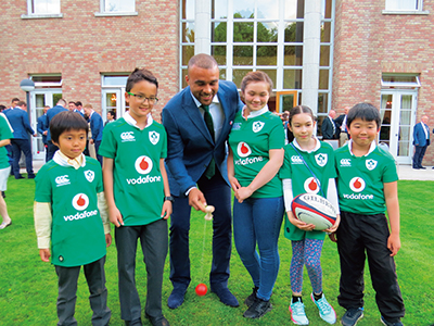 Irish national team players interacting with Japanese children living in Ireland (May 30, 2017, at the residence of the Japanese Ambassador to Ireland)