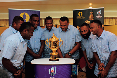 Fijian national players and the World Cup Trophy (May 21, 2018, at the residence of the Japanese Ambassador to Fiji)