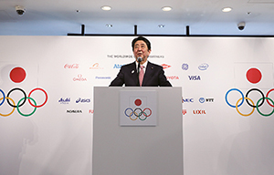Prime Minister Abe's visit to the Republic of Korea (ROK) on the occasion of the PyeongChang Olympic Games (February, Photo: Cabinet Public Relations Office) (Chapter 2-1-2)