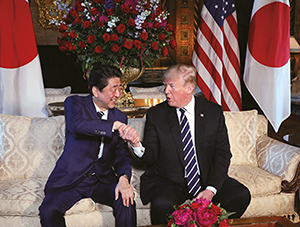 Prime Minister Abe's visit to the U.S., Japan-U.S. Summit Meeting (April, U.S.; Photo: Cabinet Public Relations Office) (Chapter 2-2-1)