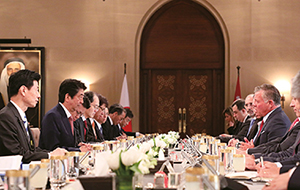 Prime Minister Abe's visit to Jordan, Japan-Jordan Summit Meeting (May, Jordan; Photo: Cabinet Public Relations Office) (Chapter 2-6-2)