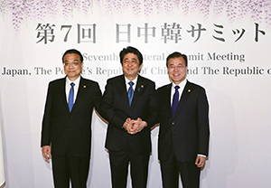 Visit to Japan by the Premier of China and the President of the ROK, Japan-China-ROK Trilateral Summit (May, Tokyo; Photo: Cabinet Public Relations Office) (Chapter 2-1-7)