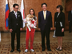Ceremony to present an Akita Inu “Masaru” to the Russian skater Alina Zagitova (May, Russia; Photo: Cabinet Public Relations Office)