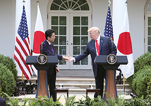 Prime Minister Abe's visit to the U.S., Japan-U.S. Summit Meeting (June, U.S.; Photo: Cabinet Public Relations Office) (Chapter 2-2-1)