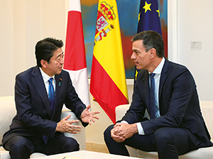 Prime Minister Abe's visit to Spain, Japan-Spain Summit Meeting (October, Spain; Photo: Cabinet Public Relations Office) (Chapter 2-4-2)