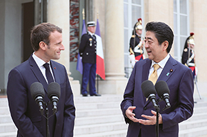 Prime Minister Abe's visit to France, Japan-France Summit Meeting (October, France; Photo: Cabinet Public Relations Office) (Chapter 2-4-2)