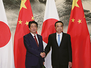 Summit Meeting with the Premier of China (Photo: Cabinet Public Relations Office)