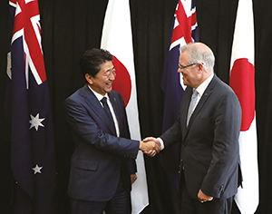 Prime Minister Abe's visit to Australia, Japan-Australia Summit Meeting (November, Australia; Photo: Cabinet Public Relations Office) (Chapter 2-1-6)