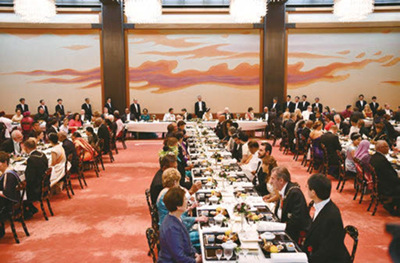 22 de octubre: Banquete de gala posterior a la ceremonia de la entronización para los invitados extranjeros (arriba). 23 de octubre; Banquete ofrecido por el primer ministro y su esposa (abajo)