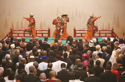 Tanto en el banquete de gala posterior a la ceremonia de la entronización (arriba) como en el banquete ofrecido por el primer ministro y su esposa (abajo), los invitados pudieron ver actuaciones del arte tradicional de Japón y así conocer mejor la cultura tradicional japonesa.