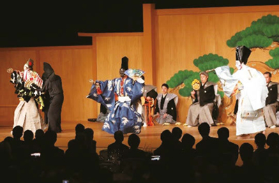 Tanto en el banquete de gala posterior a la ceremonia de la entronización (arriba) como en el banquete ofrecido por el primer ministro y su esposa (abajo), los invitados pudieron ver actuaciones del arte tradicional de Japón y así conocer mejor la cultura tradicional japonesa.