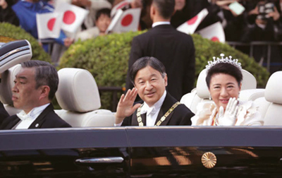10 de noviembre: Sus Majestades el Emperador y la Emperatriz reciben felicitaciones del pueblo japonés en el desfile imperial en coche tras la ceremonia de la entronización.