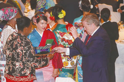 Hospitalidad de mujeres vestidas con kimonos inspirados en diseños africanos en el banquete ofrecido por el primer ministro