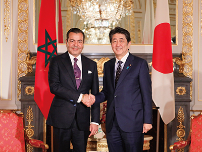 Meeting between Prime Minister Abe and Prince Moulay Rachid of Morocco (October 24, Tokyo; Photo: Cabinet Public Relations Office)