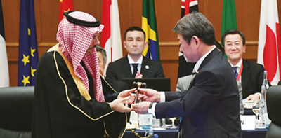Foreign Minister Motegi handing over the presidency mallet to Saudi Arabia November 23, Nagoya
