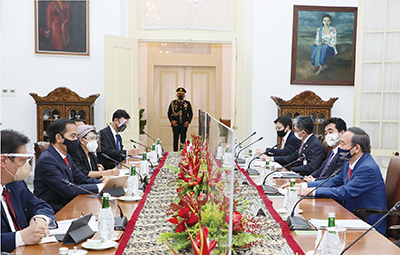 Reunión de mandatarios de Japón e Indonesia con mascarillas y paneles de protección (20 de octubre en Indonesia, foto aportada por la Oficina de Información Pública del Gabinete)