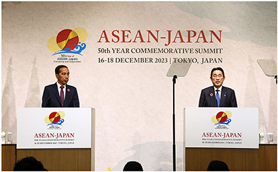 Prime Minister Kishida attending a joint press conference with Indonesian President Joko, who served as co-chair at the Commemorative Summit for the 50th Year of ASEAN-Japan Friendship and Cooperation (December 17; Photo: Cabinet Public Affairs Office)