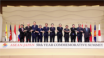 ASEAN-way group photo at the Commemorative Summit (December 17, Tokyo. Photo: Cabinet Public Affairs Office)
