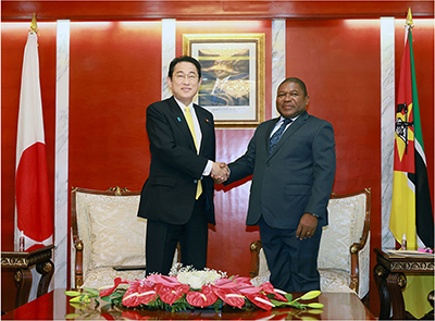 Japan-Mozambique Summit Meeting (May 4, Maputo, Mozambique; Photo: Cabinet Public Affairs Office)