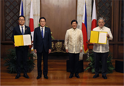 Prime Minister Kishida and President Marcos of the Philippines participating in the exchange of notes for OSA to the Philippines (November 3, Manila, Philippines; Photo: Cabinet Public Affairs Office)
