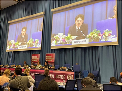The author explaining the report (1:30 a.m. on Saturday, May 27, Vienna, Austria. Th e author is on the right end of the podium, shown on the screen)