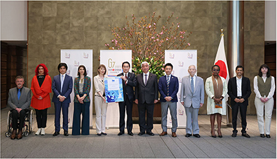 Courtesy call on Prime Minister Kishida by C7 officials and presentation of policy recommendations (April 12, Prime Minister's Office; Photo: Cabinet Public Affairs Office)