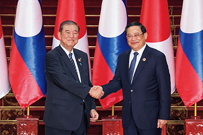 Japan-Laos Summit Meeting (October 11, Vientiane, Laos; Photo: Official Website of the Prime Minister of Japan and His Cabinet)