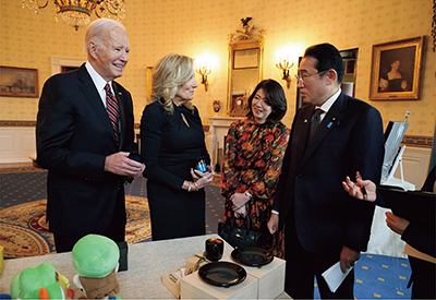 Prime Minister Kishida explaining the gifts, including Wajima lacquerware, to the President and Dr. Biden (April 9, Washington, D.C., U.S.; Photo: Official Website of the Prime Minister of Japan and His Cabinet)