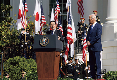 Arrival ceremony at the White House (April 10, Washington, D.C., U.S.; Photo: Official Website of the Prime Minister of Japan and His Cabinet)