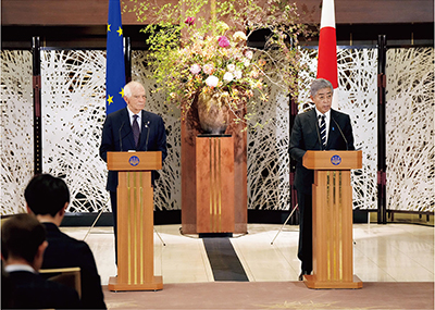 Foreign Minister Iwaya and High Representative of the European Union for Foreign Affairs and Security Policy, Vice-President of the European Commission Josep Borrell Fontelles announcing the Japan-EU Security and Defence Partnership (November 1, Iikura Guest House, Ministry of Foreign Affairs, Tokyo)