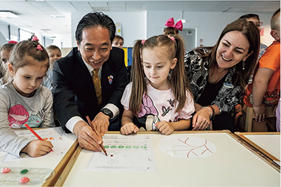 Ambassador of Japan to Romania Katae visits an educational facility for Ukrainian children supported by UNICEF Romania, guided by Representative Anna Riatti (May 20, Bucharest, Romania; Photo: UNICEF Romania)
