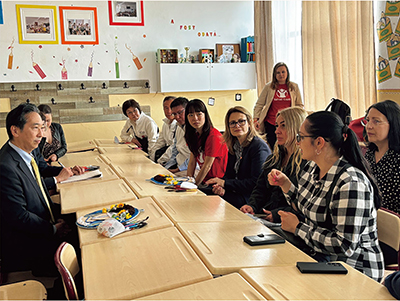 Ambassador Katae exchanges views with parents at an educational facility for Ukrainian children supported by Save the Children Japan (April 22, Năvodari, Romania)