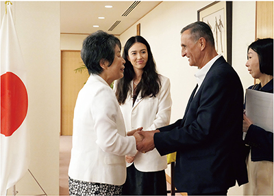 Foreign Minister Kamikawa receives rescued hostages and hostage families (August 22, Tokyo)
