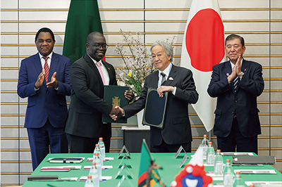 Presentation of the signed investment agreement at Japan-Zambia Summit Meeting (February 6, 2025, Tokyo; Photo: Official Website of the Prime Minister of Japan and His Cabinet)