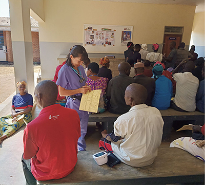 A volunteer conducting on-site medical consultations (July, Salima, Malawi; Photo: JICA)